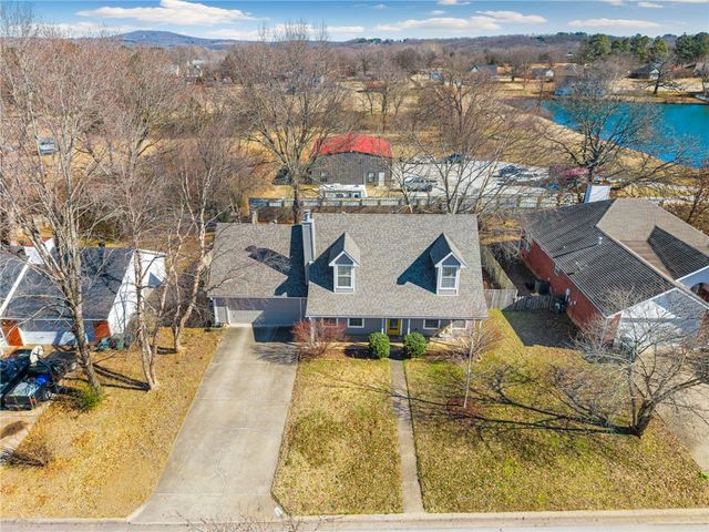 1776 S Tallgrass Drive, Fayetteville, AR 72701