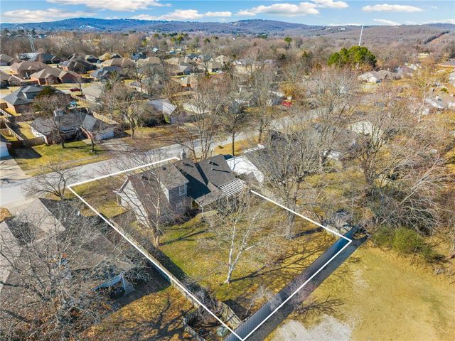 1776 S Tallgrass Drive, Fayetteville, AR 72701