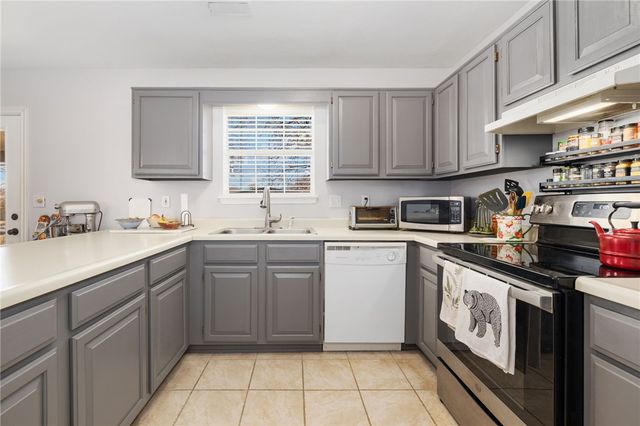 1776 S Tallgrass Drive, Fayetteville, AR 72701