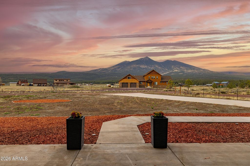 Image 2 of property listing at 7150 Moroni Drive, Flagstaff, AZ 86001