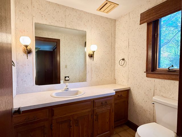 15 Bunker Hill Road, Canton, CT 06019