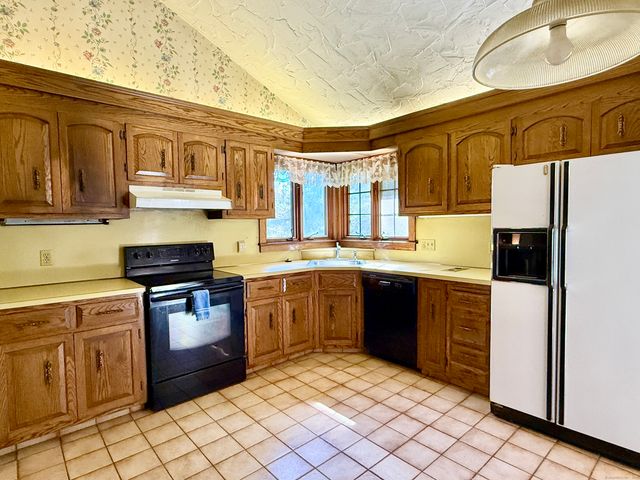 15 Bunker Hill Road, Canton, CT 06019