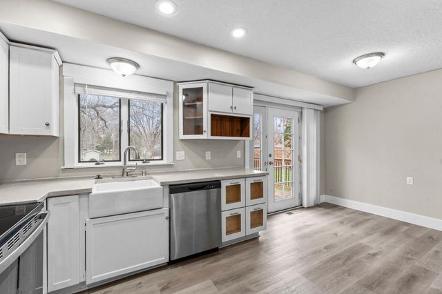 9208 60th Avenue N, New Hope, MN 55428