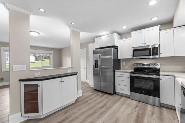 9208 60th Avenue N, New Hope, MN 55428