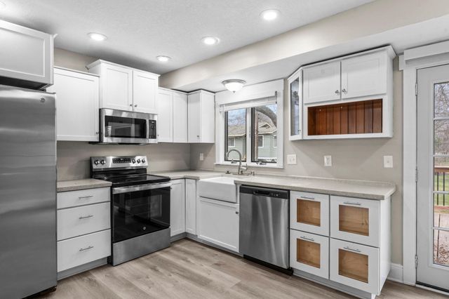 9208 60th Avenue N, New Hope, MN 55428