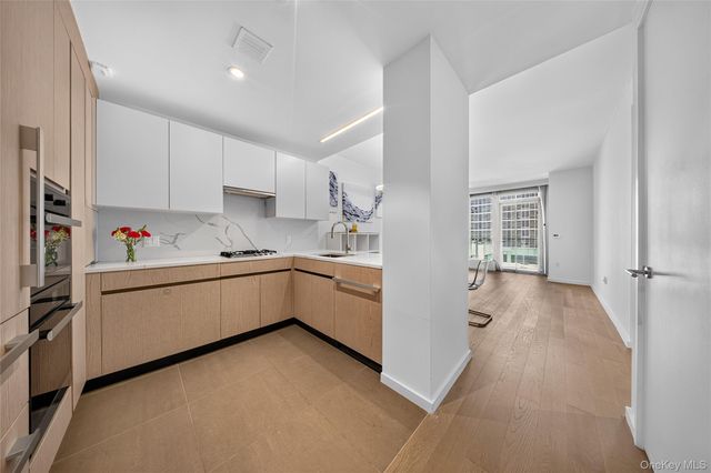 13327 39th Avenue 9F, Flushing, NY 11354