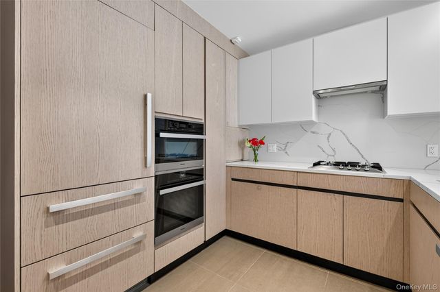 13327 39th Avenue 9F, Flushing, NY 11354