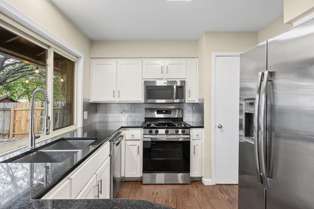 9215 Hunters TRCE E, Austin, TX 78758