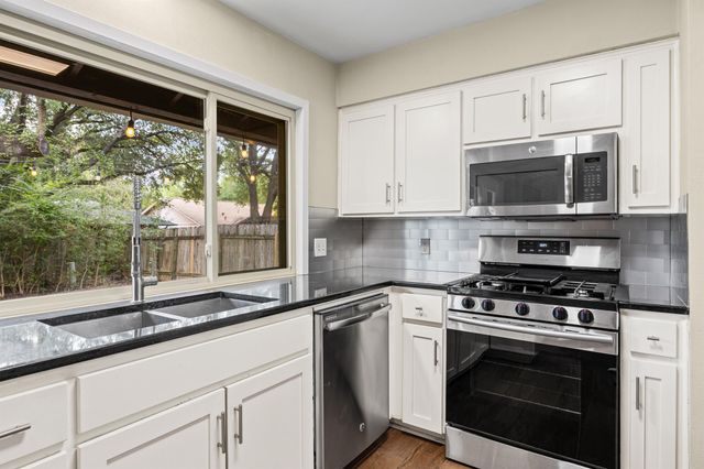 9215 Hunters TRCE E, Austin, TX 78758