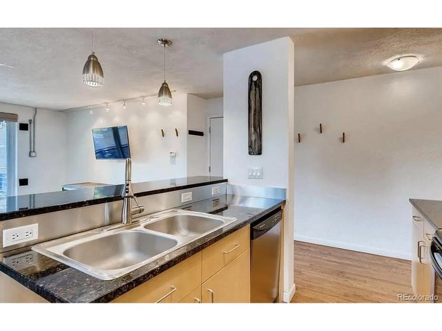 1336 N Logan St 401, Denver, CO 80203