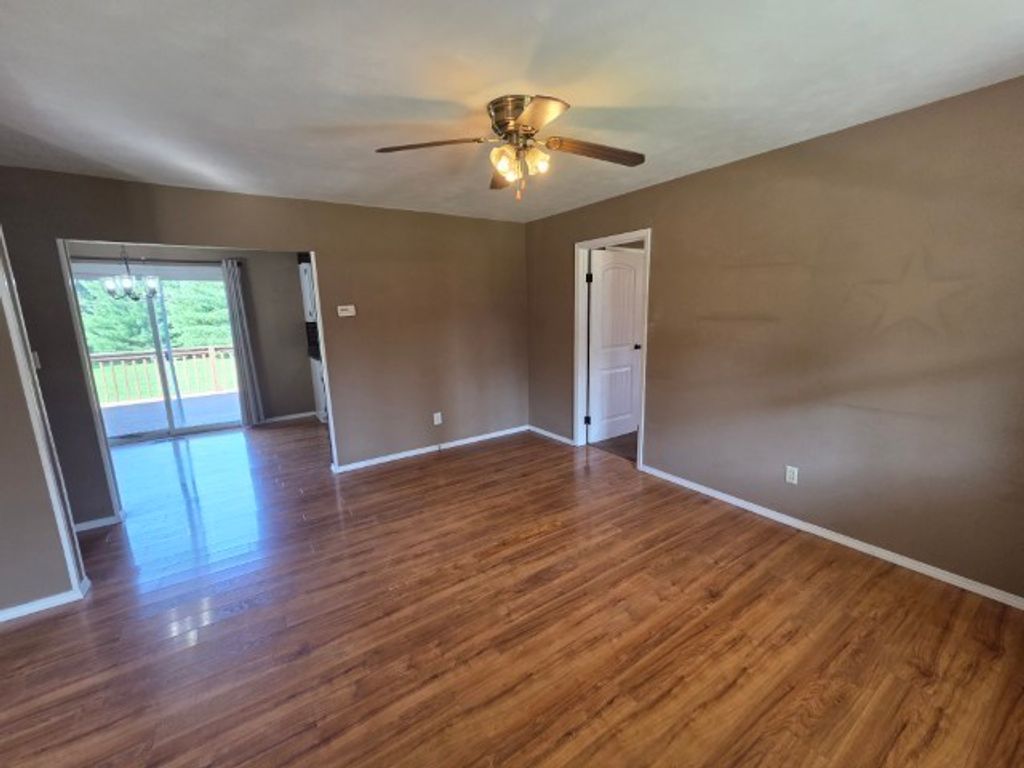 Image 2 of property listing at 17288 N Il Highway 37, Mt Vernon, IL 62864
