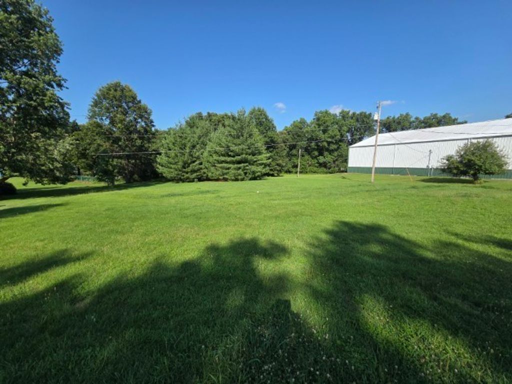 Image 13 of property listing at 17288 N Il Highway 37, Mt Vernon, IL 62864