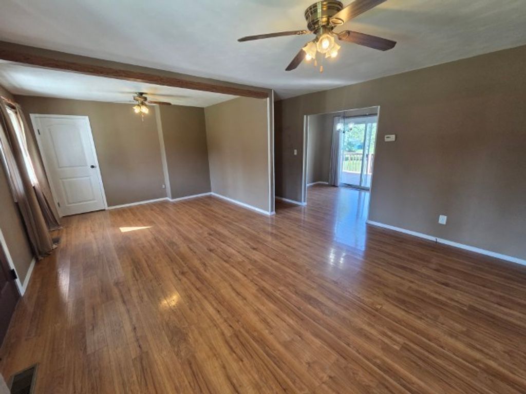 Image 17 of property listing at 17288 N Il Highway 37, Mt Vernon, IL 62864