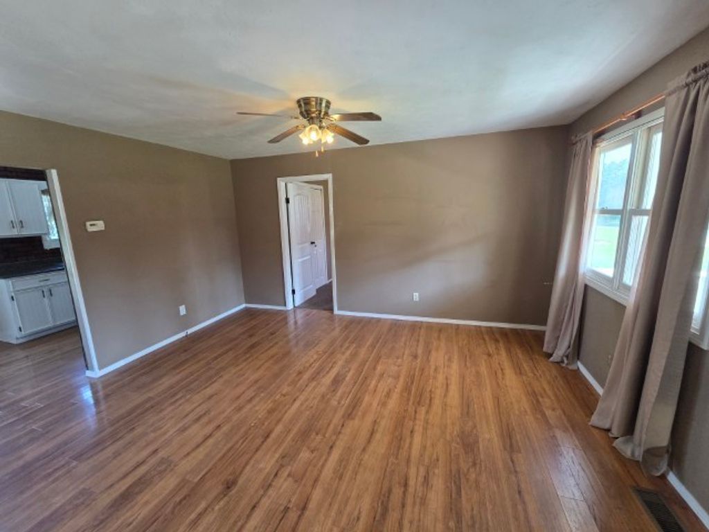 Image 18 of property listing at 17288 N Il Highway 37, Mt Vernon, IL 62864