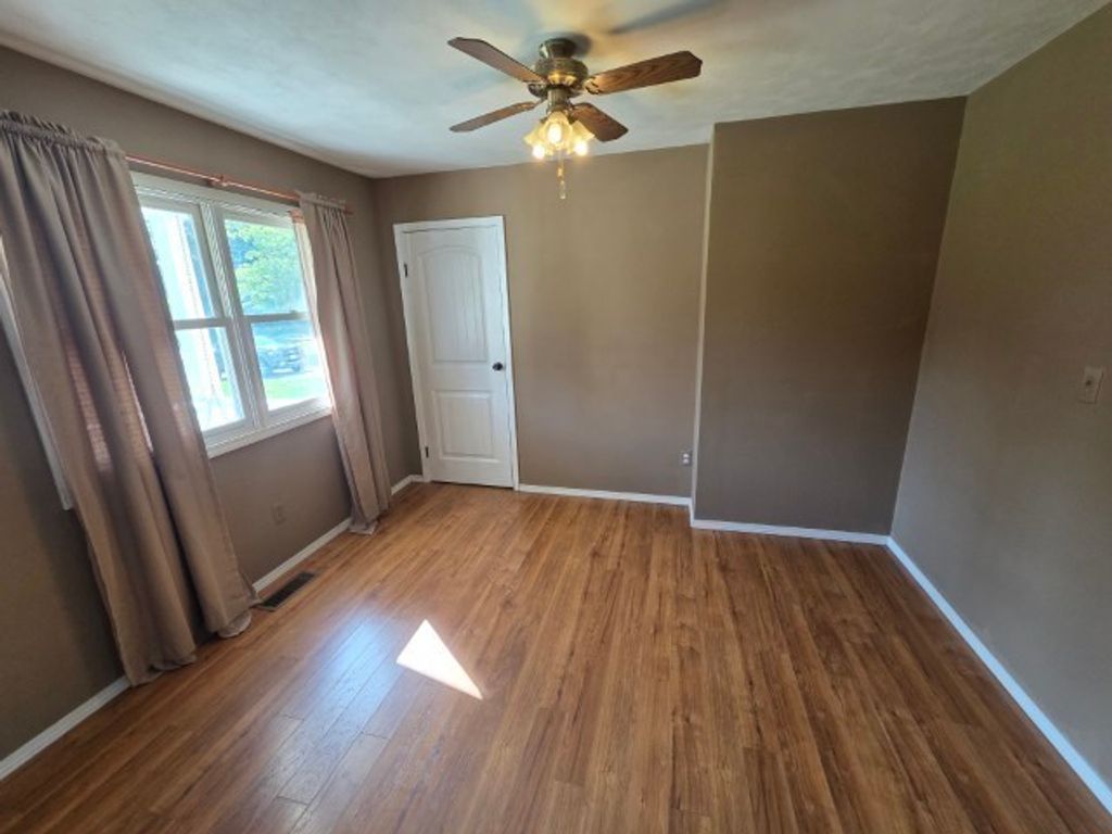 Image 3 of property listing at 17288 N Il Highway 37, Mt Vernon, IL 62864