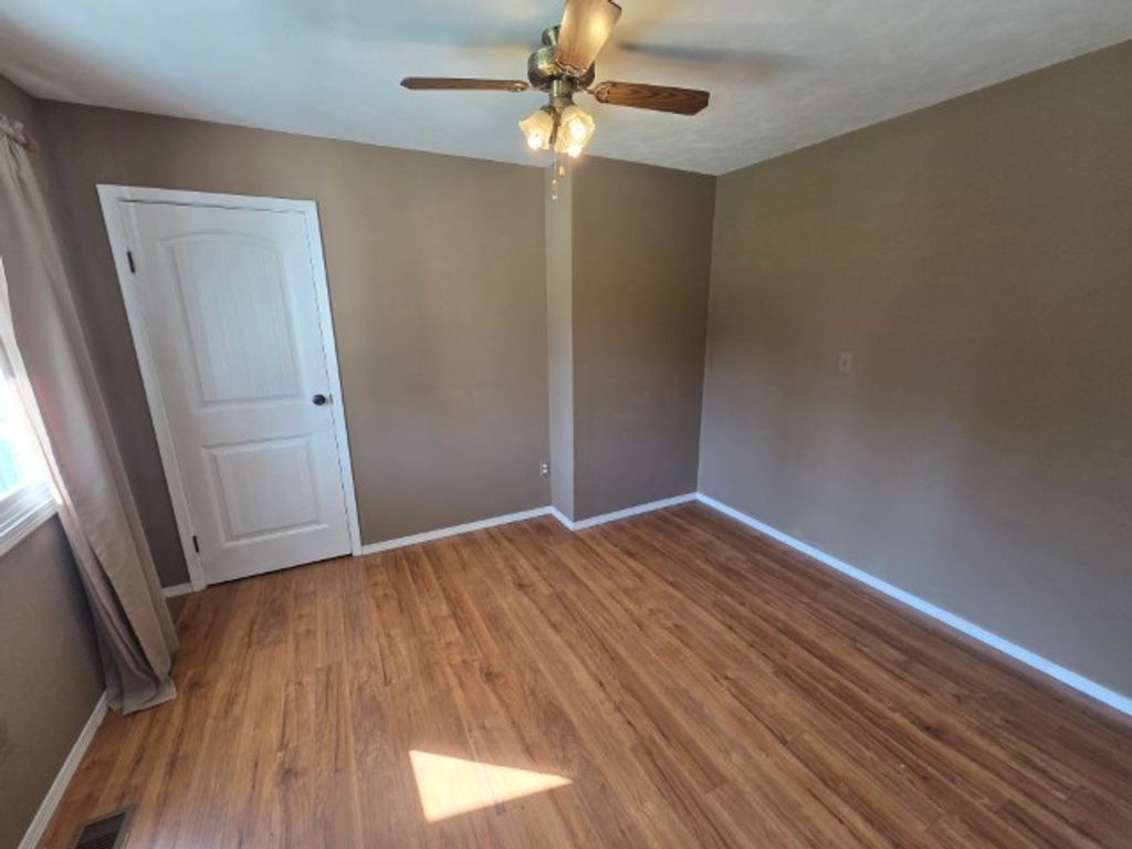 Image 21 of property listing at 17288 N Il Highway 37, Mt Vernon, IL 62864