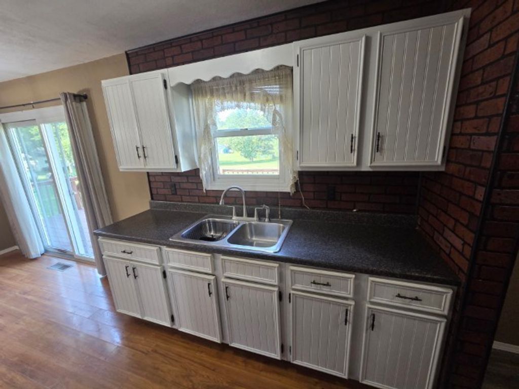 Image 24 of property listing at 17288 N Il Highway 37, Mt Vernon, IL 62864