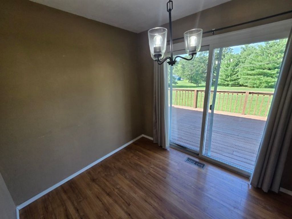 Image 4 of property listing at 17288 N Il Highway 37, Mt Vernon, IL 62864