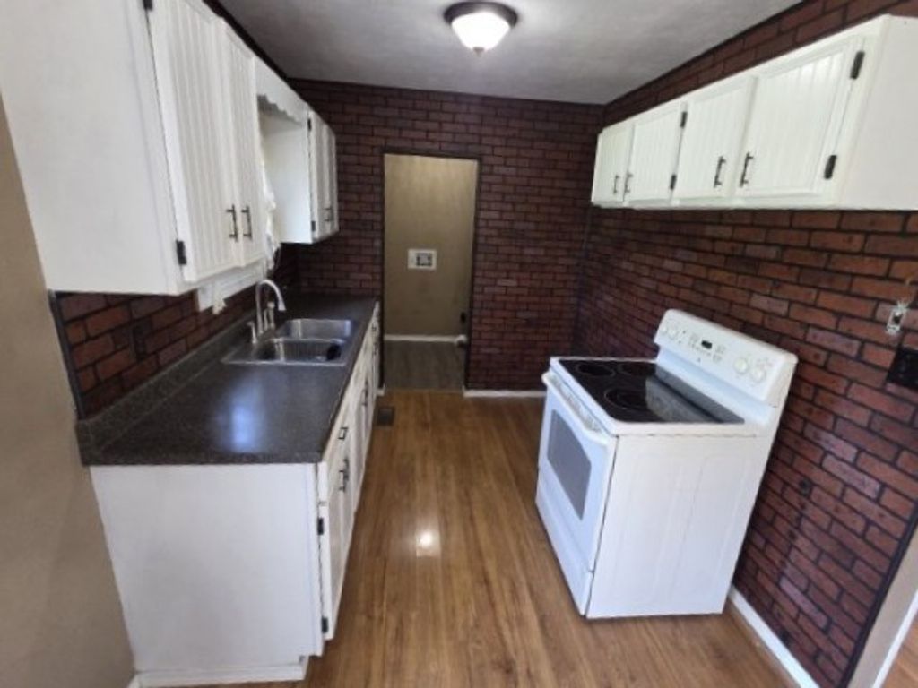 Image 5 of property listing at 17288 N Il Highway 37, Mt Vernon, IL 62864