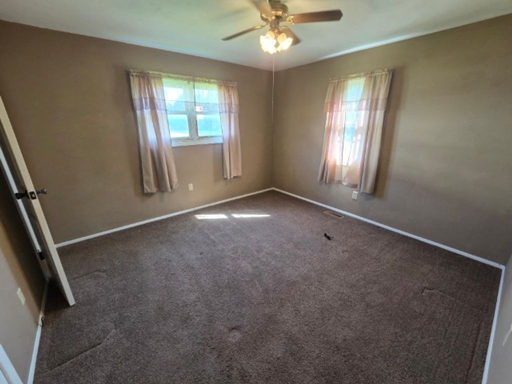 Image 6 of property listing at 17288 N Il Highway 37, Mt Vernon, IL 62864