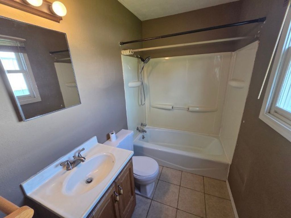 Image 7 of property listing at 17288 N Il Highway 37, Mt Vernon, IL 62864