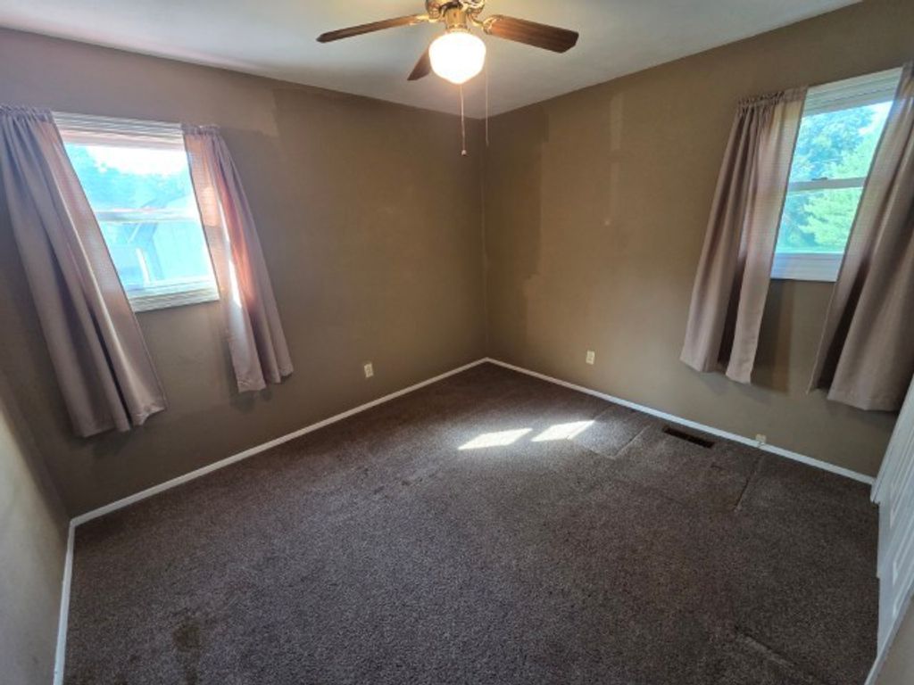 Image 8 of property listing at 17288 N Il Highway 37, Mt Vernon, IL 62864