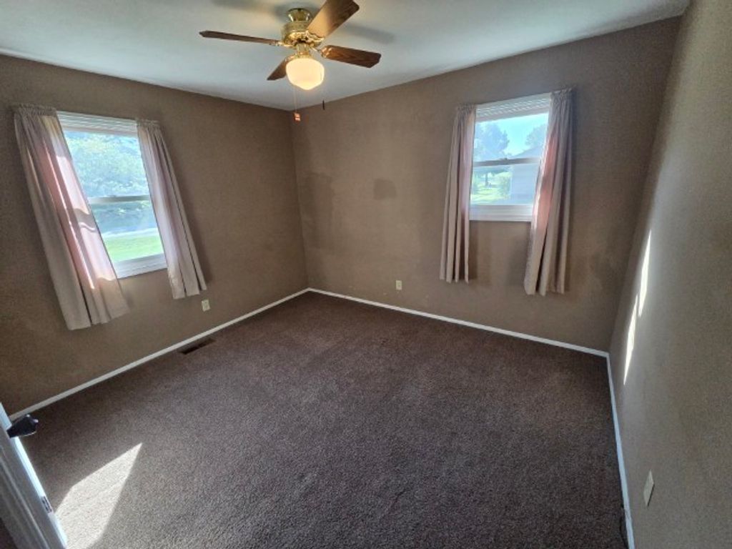 Image 9 of property listing at 17288 N Il Highway 37, Mt Vernon, IL 62864
