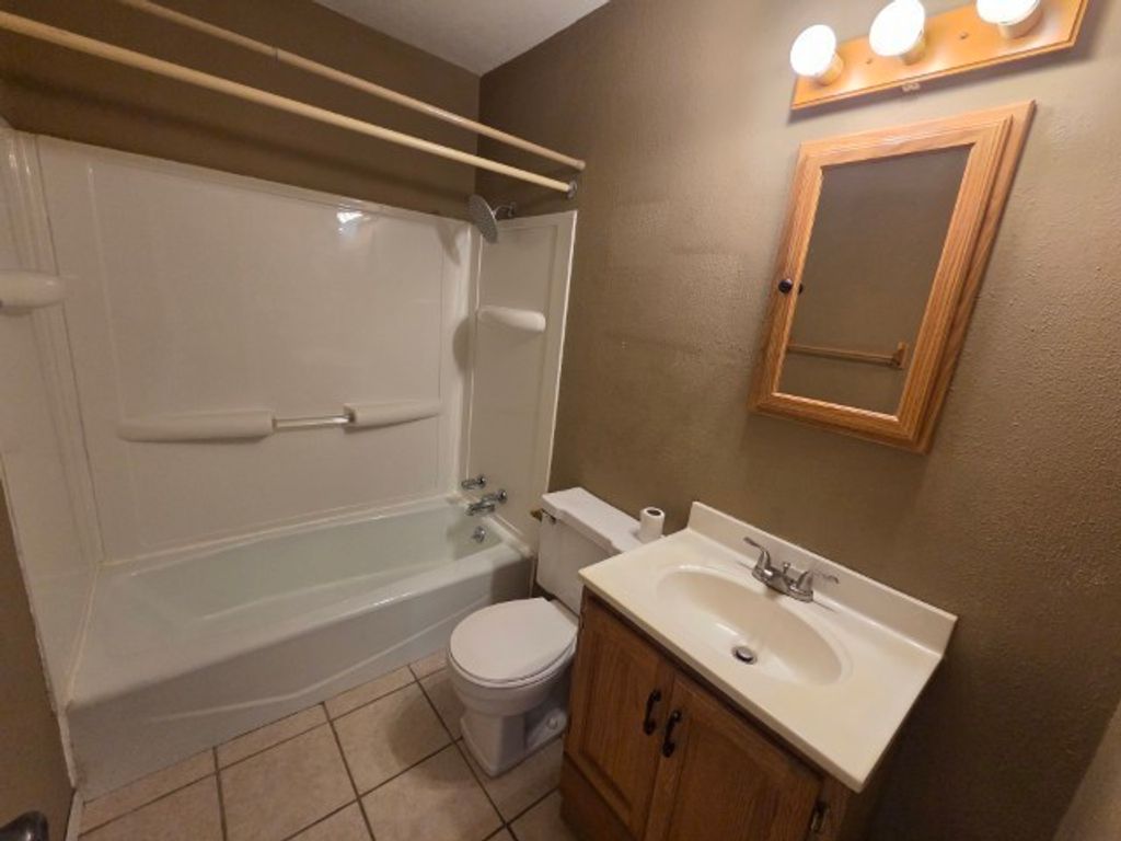 Image 10 of property listing at 17288 N Il Highway 37, Mt Vernon, IL 62864
