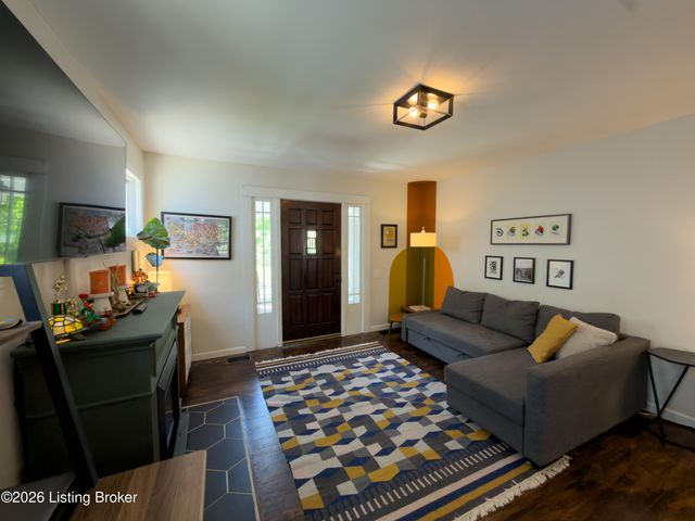 2611 Grinstead Dr, Louisville, KY 40206