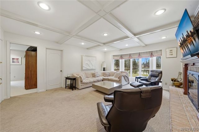 19 Rolling Meadow Ln, Amherst, NY 14051