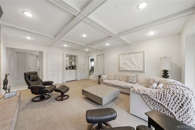 19 Rolling Meadow Ln, Amherst, NY 14051