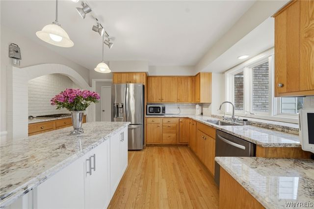 19 Rolling Meadow Ln, Amherst, NY 14051