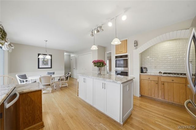 19 Rolling Meadow Ln, Amherst, NY 14051