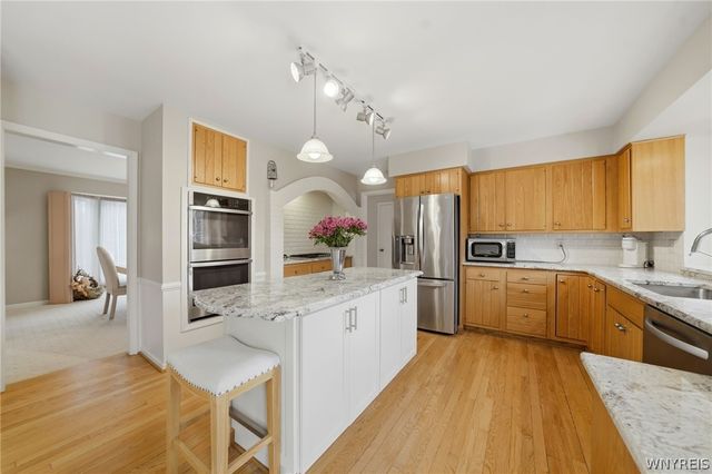 19 Rolling Meadow Ln, Amherst, NY 14051