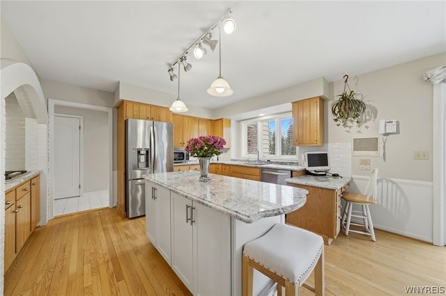 19 Rolling Meadow Ln, Amherst, NY 14051