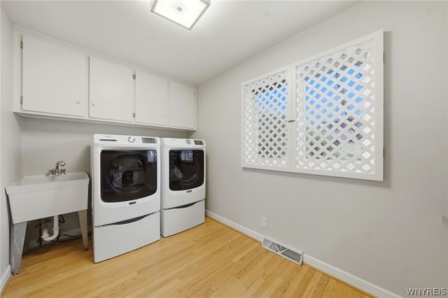 19 Rolling Meadow Ln, Amherst, NY 14051