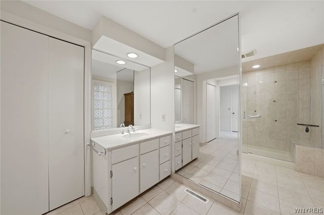 19 Rolling Meadow Ln, Amherst, NY 14051