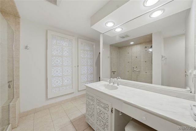 19 Rolling Meadow Ln, Amherst, NY 14051