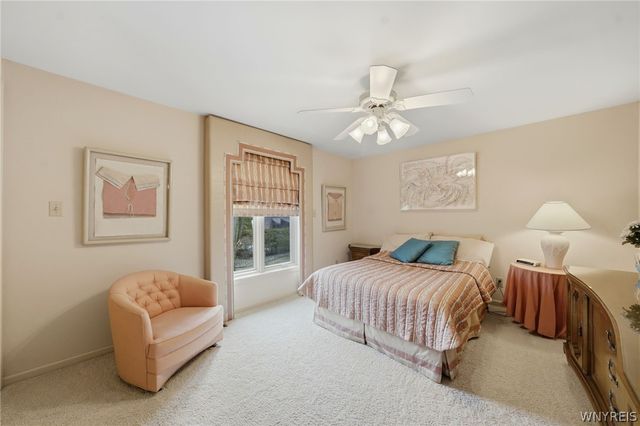 19 Rolling Meadow Ln, Amherst, NY 14051