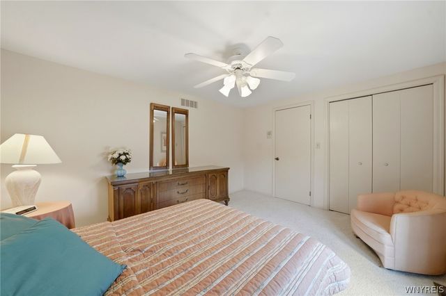 19 Rolling Meadow Ln, Amherst, NY 14051