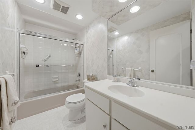 19 Rolling Meadow Ln, Amherst, NY 14051