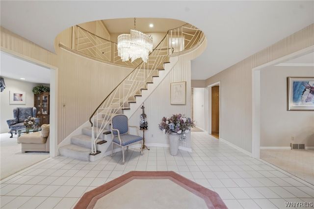 19 Rolling Meadow Ln, Amherst, NY 14051