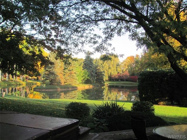 19 Rolling Meadow Ln, Amherst, NY 14051