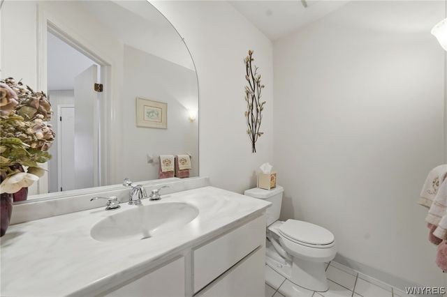 19 Rolling Meadow Ln, Amherst, NY 14051