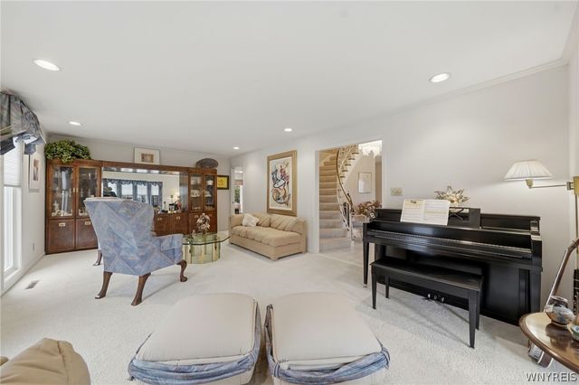 19 Rolling Meadow Ln, Amherst, NY 14051