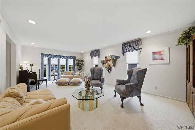 19 Rolling Meadow Ln, Amherst, NY 14051