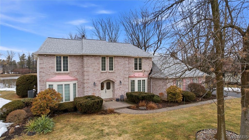 19 Rolling Meadow Ln, Amherst, NY 14051