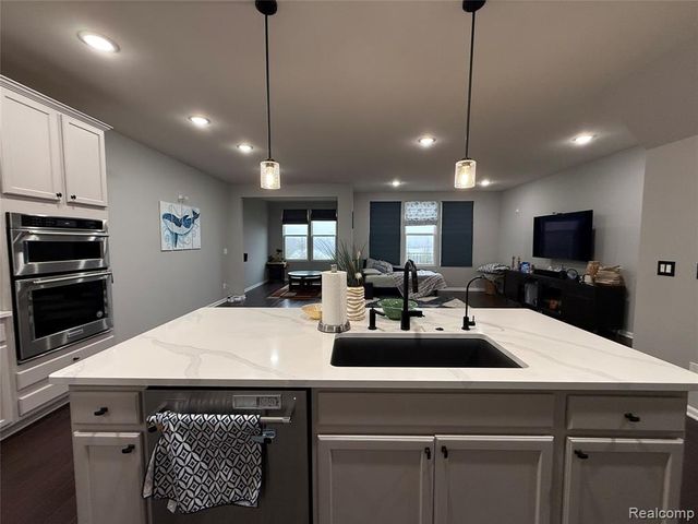 4811 Broomfield Way, Lake Orion, MI 48359