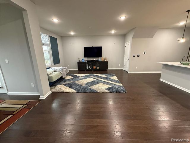 4811 Broomfield Way, Lake Orion, MI 48359