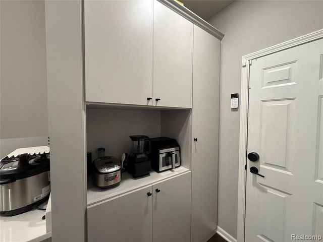 4811 Broomfield Way, Lake Orion, MI 48359